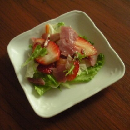 いちごのサラダなんて初めて作りました(*^。^*)
見た目も味も春らしくていいですね。
ごちそうさまでした!(^^)!